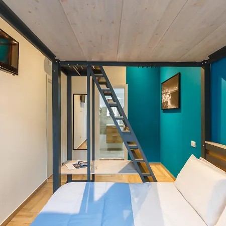 Station & * Неаполь